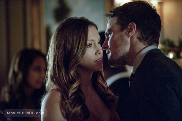 katie cassidy and stephen amell kiss