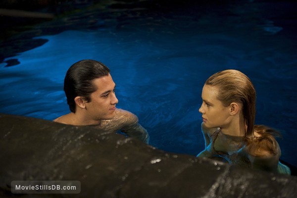 Mako Mermaids - Episode 1x01 publicity still of Lucy Fry & Chai Hansen