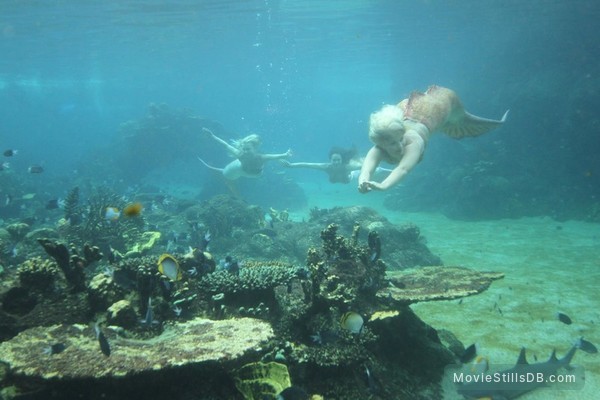 Mako Mermaids - Season 2 publicity still of Amy Ruffle & Isabel Durant