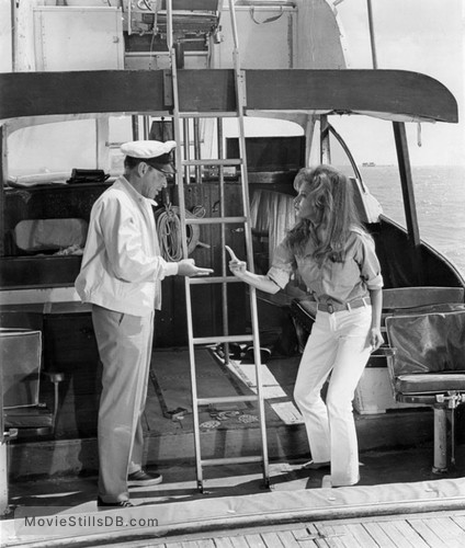 Lady In Cement Publicity Still Of Frank Sinatra And Raquel Welch 