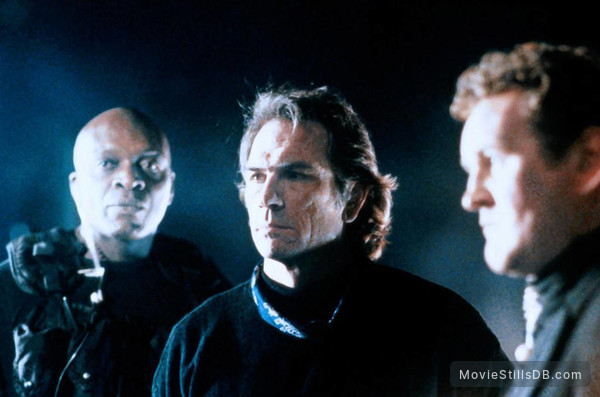 Under Siege - Publicity still of Tommy Lee Jones & Colm Meaney