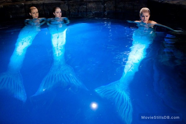 Mako Mermaids - Episode 1x01 publicity still of Lucy Fry & Chai Hansen