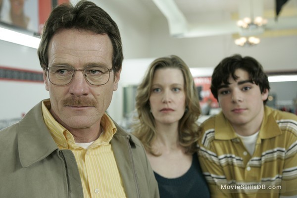 Breaking Bad - Publicity still of Bryan Cranston, Anna Gunn & RJ Mitte Breaking Bad - Publicity still of Bryan Cranston, Anna Gunn & RJ Mitte