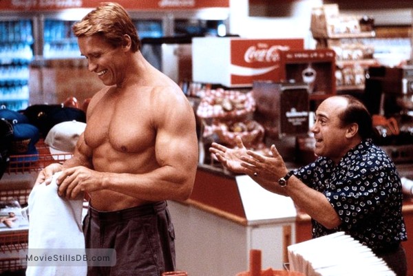 Twins Publicity Still Of Arnold Schwarzenegger And Danny Devito