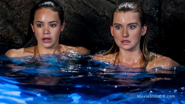Mako Mermaids - Season 4 publicity still of Gemma Forsyth & Allie Bertram