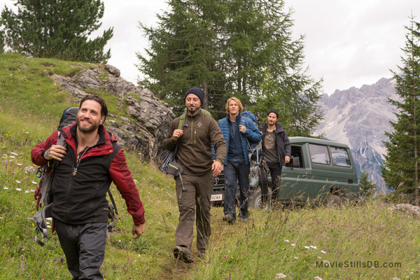 Point Break Movie starring Edgar Ramirez, Luke Bracey, and Teresa Palmer