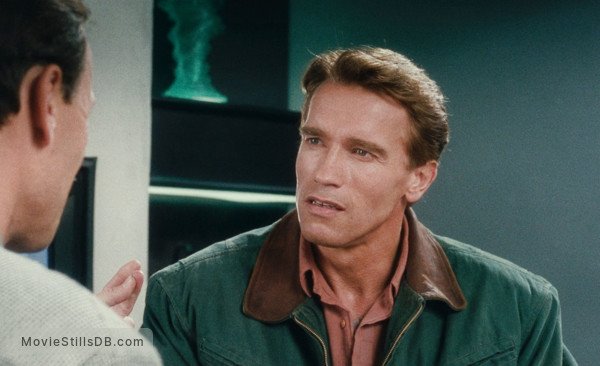 Total Recall - Publicity Still Of Arnold Schwarzenegger