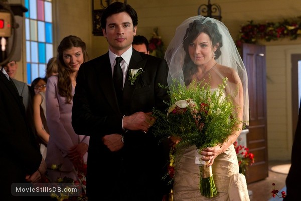 Smallville Episode 10x21 Publicity Still Of Tom Welling Erica Durance