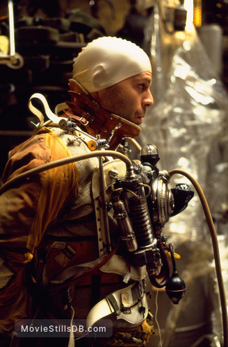 Twelve Monkeys - Publicity still of Bruce Willis Twelve Monkeys - Publicity still of Bruce Willis