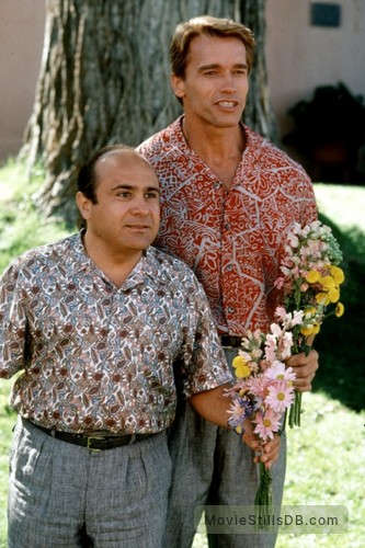 Twins Publicity Still Of Arnold Schwarzenegger And Danny Devito