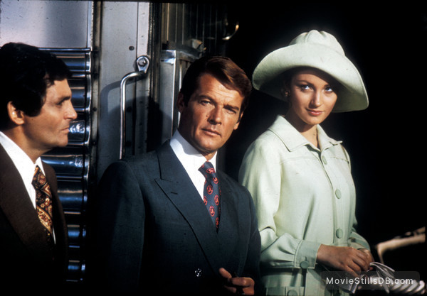 Live And Let Die Publicity Still Of Roger Moore Jane Seymour