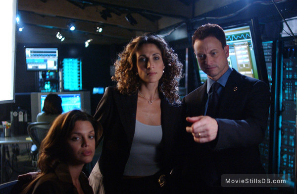 CSI: NY - Episode 1x03 publicity still of Gary Sinise & Melina Kanakaredes