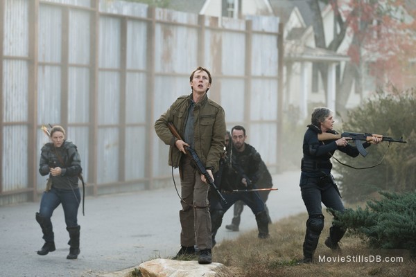 The Walking Dead Episode 7x16 Publicity Still Of Kerry Cahill Jordan Woods Robinson