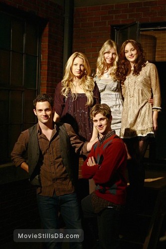 Gossip Girl - Publicity still of Blake Lively, Taylor Momsen, Penn Badgley, Leighton Meester & Connor Paolo Gossip Girl - Publicity still of Blake Lively, Taylor Momsen, Penn Badgley, Leighton Meester & Connor Paolo