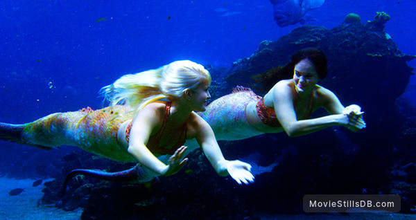 Mako Mermaids - Season 2 publicity still of Amy Ruffle & Isabel Durant