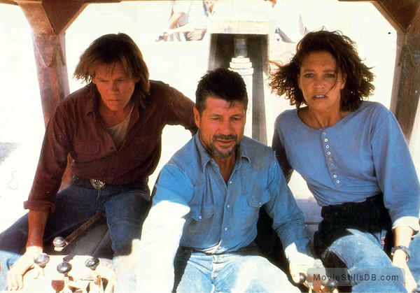 Tremors - Publicity still of Kevin Bacon & Fred Ward