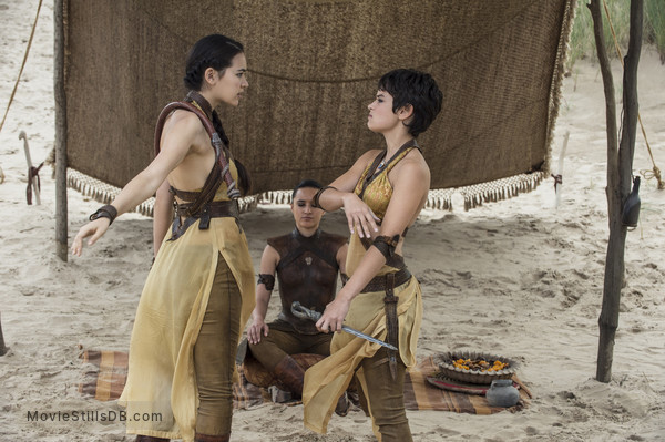 Game of Thrones - Publicity still of Jessica Henwick, Keisha Castle-Hughes & Rosabell Laurenti Sellers Game of Thrones - Publicity still of Jessica Henwick, Keisha Castle-Hughes & Rosabell Laurenti Sellers