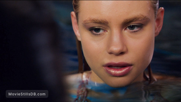 Mako Mermaids - Episode 1x01 publicity still of Lucy Fry & Chai Hansen