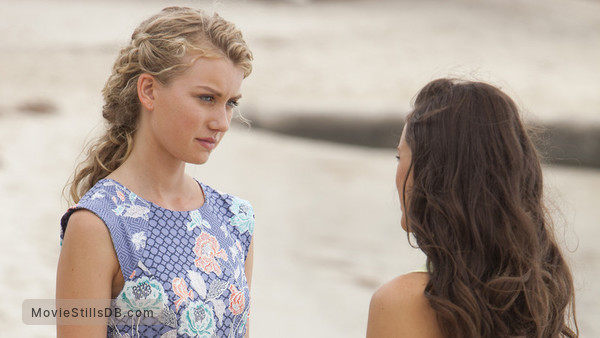 Mako Mermaids - Season 2 publicity still of Amy Ruffle & Isabel Durant