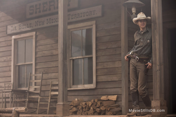 Godless Episode 1x06 publicity still of Thomas Brodie Sangster