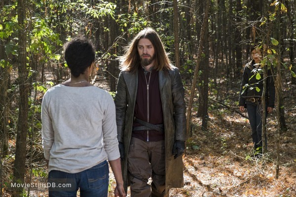 The Walking Dead Episode 7x16 Publicity Still Of Tom Payne Lauren Cohan