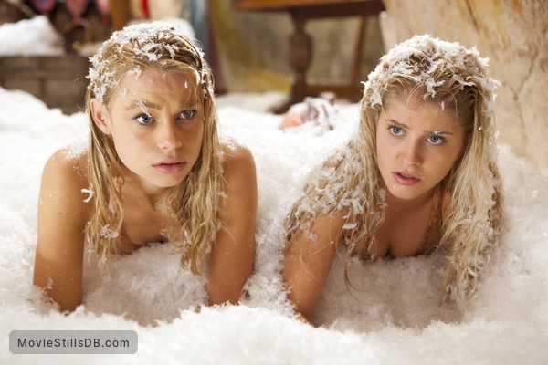 Mako Mermaids - Episode 1x01 publicity still of Lucy Fry & Chai Hansen