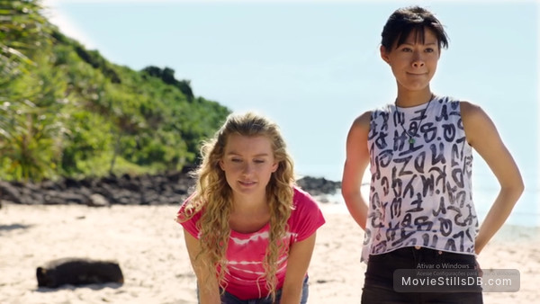 Mako Mermaids - Season 4 publicity still of Gemma Forsyth & Allie Bertram