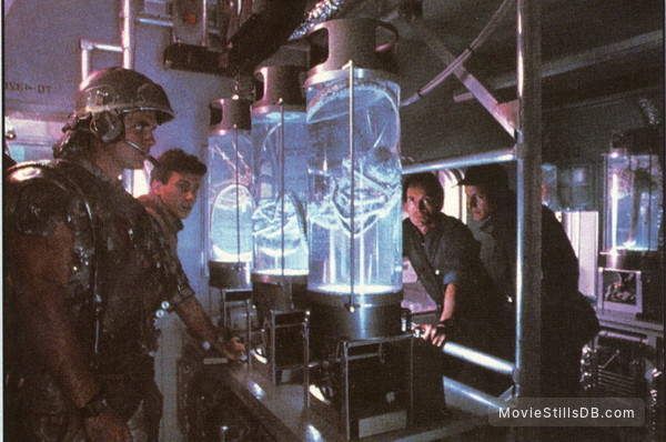Aliens - Publicity still of Paul Reiser, Lance Henriksen, Michael Biehn & William Hope Aliens - Publicity still of Paul Reiser, Lance Henriksen, Michael Biehn & William Hope