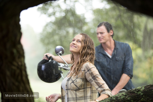 The Choice - Publicity still of Teresa Palmer & Benjamin Walker