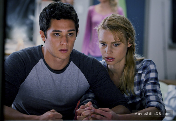 Mako Mermaids - Episode 1x01 publicity still of Lucy Fry & Chai Hansen