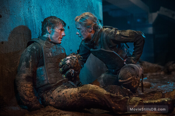 Edge of Tomorrow - Publicity still of Tom Cruise & Emily Blunt Edge of Tomorrow - Publicity still of Tom Cruise & Emily Blunt