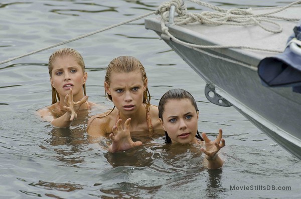 Mako Mermaids - Episode 1x01 publicity still of Lucy Fry & Chai Hansen