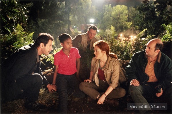 The Lost World: Jurassic Park - Publicity still of Julianne Moore, Jeff Goldblum, Vince Vaughn, Arliss Howard & Vanessa Lee Chester The Lost World: Jurassic Park - Publicity still of Julianne Moore, Jeff Goldblum, Vince Vaughn, Arliss Howard & Vanessa Lee Chester