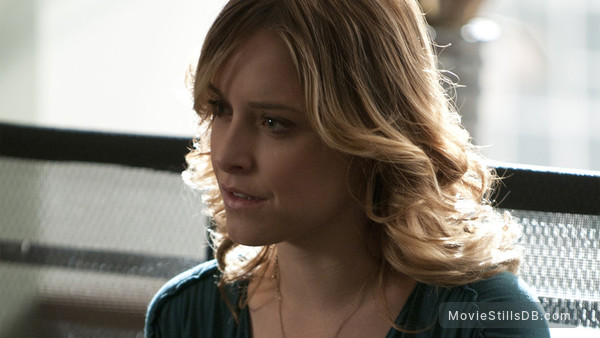 Suits Episode 1x06 Official Screen Capture With Jenny Mollen