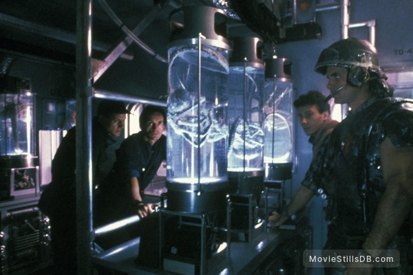 Aliens - Publicity still of Michael Biehn, Lance Henriksen, Paul Reiser & William Hope Aliens - Publicity still of Michael Biehn, Lance Henriksen, Paul Reiser & William Hope