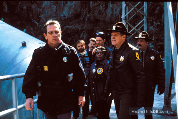 The Fugitive - Publicity still of Tommy Lee Jones, Joe Pantoliano, Daniel Roebuck, L. Scott Caldwell & Thomas Mills Woo The Fugitive - Publicity still of Tommy Lee Jones, Joe Pantoliano, Daniel Roebuck, L. Scott Caldwell & Thomas Mills Woo