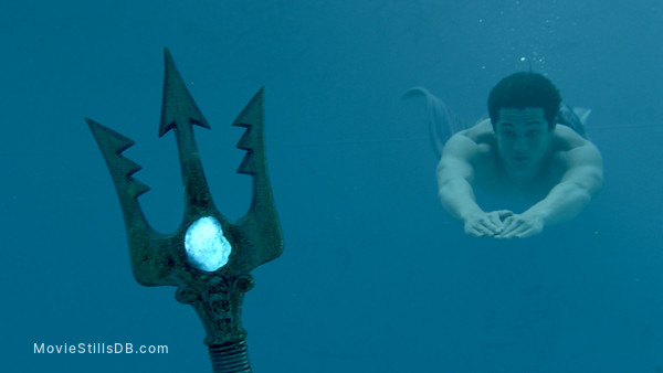 Mako Mermaids - Episode 2x03 publicity still of Chai Hansen & Alex