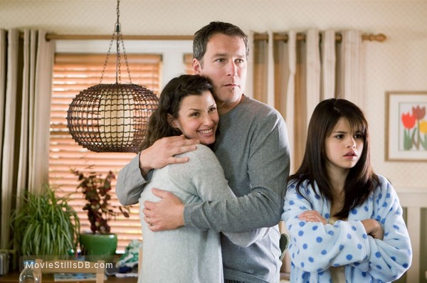 Ramona and Beezus - Publicity still of Bridget Moynahan, John Corbett & Selena Gomez Ramona and Beezus - Publicity still of Bridget Moynahan, John Corbett & Selena Gomez
